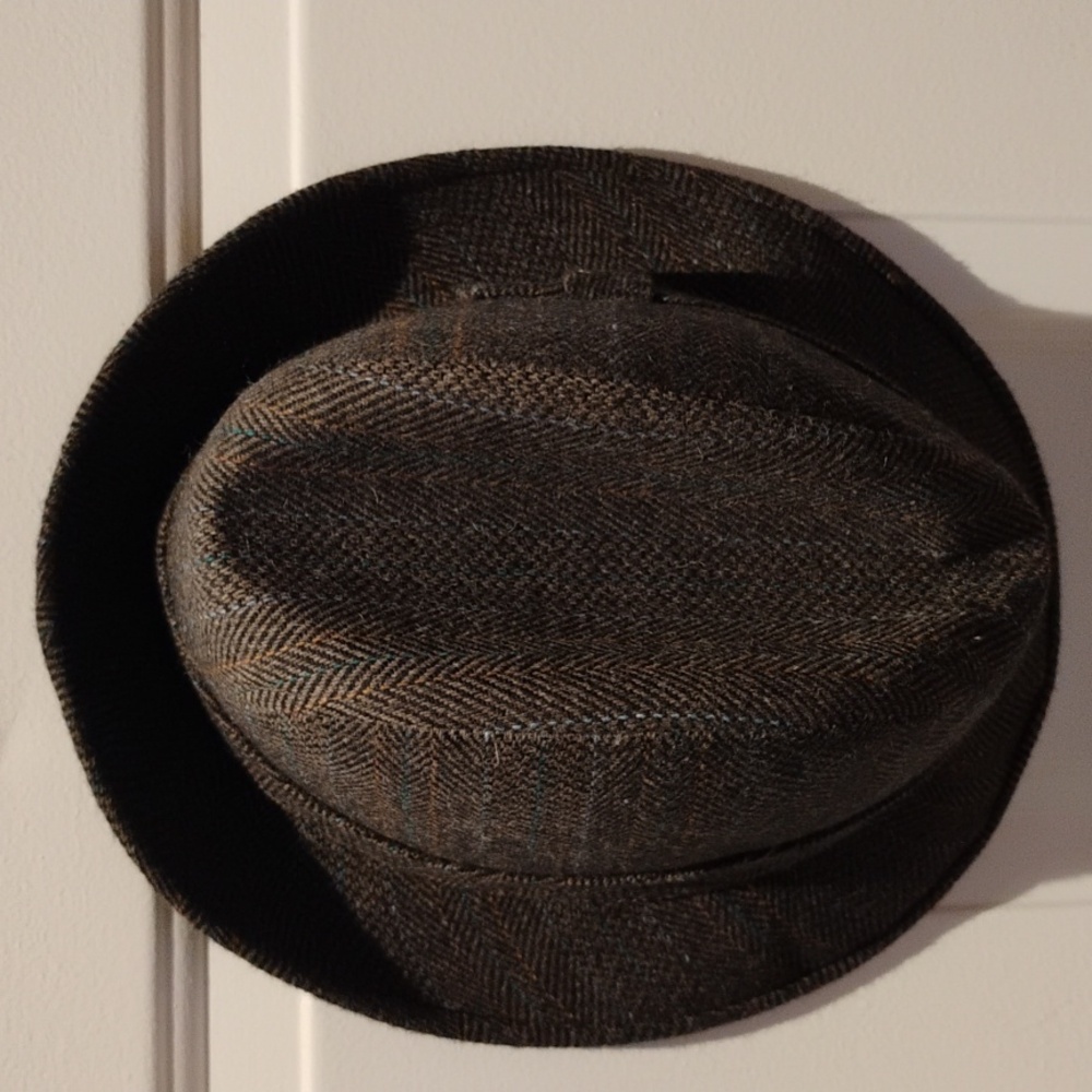 Totes Wool fedora hat with green and blue thread pattern. Size medium
